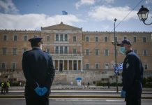 Καθηγητής ΜΙΤ: H Ελλάδα απέφυγε τα χειρότερα λόγω της γρήγορης αντίδρασης της κυβέρνησης