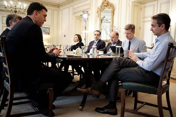 Politico: Η επιδέξια διοίκηση Μητσοτάκη διατήρησε υπό έλεγχο την πανδημία στη χώρα