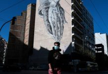 Bloomberg: Οι ταπεινοί Ελληνες δείχνουν στον κόσμο πώς να αντιμετωπίσει τον coronavirus