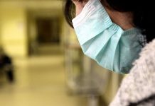Κοροναϊός : Πώς πρέπει να φοράμε και πώς να αφαιρούμε τις προστατευτικές μάσκες
