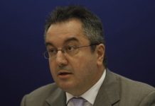 Μόσιαλος για τη νέα μετάλλαξη από το Καμερούν που ανιχνεύθηκε στη Γαλλία