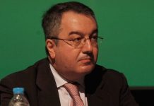 Μόσιαλος: Δεν αντέχουμε νέο lockdown – Πρέπει να μάθουμε να ζούμε με τον ιό