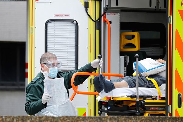 Βρετανία: 77 νεκροί και 17.540 κρούσματα σε 24 ώρες