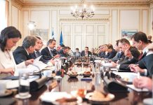 Μεταξύ ανασχηματισμού και κάλπης