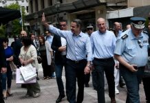 Στον Πειραιά ο Μητσοτάκης -Τετ α τετ με καταστηματάρχες και πολίτες