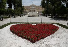 Αφιερωμένη στους γιατρούς η κόκκινη καρδιά από λουλούδια στο Σύνταγμα