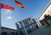 Handelsblatt: «Πολιτική» η ταξιδιωτική οδηγία της Γερμανίας για την Τουρκία