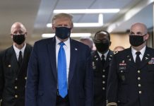 Ο Trump με μάσκα – 66.528 κρούσματα σε μια ημέρα στις ΗΠΑ
