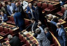 Απίστευτα σκηνικά στην Βουλή-Χυδαίες εκφράσεις πεζοδρομίου από βουλευτή του ΣΥΡΙΖΑ