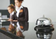 Τα σύνορα άνοιξαν, αλλά 4 στα 10 ξενοδοχεία θα μείνουν φέτος κλειστά