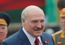 Ο Lukashenko κυκλοφορεί πλέον με το τουφέκι του