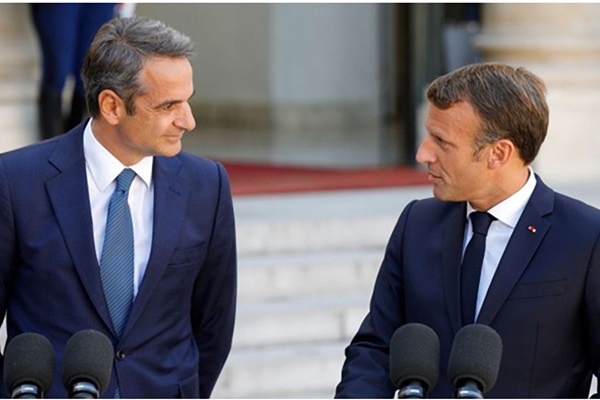 Μητσοτάκης - Macron: Συνάντηση με το βλέμμα στη Σύνοδο Κορυφής