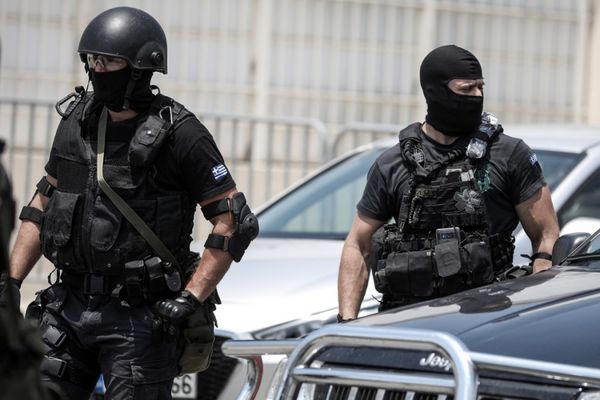 Όπλα και εκρηκτικά βρήκε η Αντιτρομοκρατική σε σπίτια στην Αθήνα- Τρεις συλλήψεις
