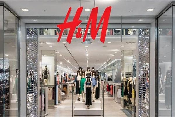 H&M: Πρόστιμο «μαμούθ» για παράνομη παρακολούθηση των εργαζομένων της!