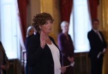 Το Βέλγιο έλυσε τα προβλήματά του: Η τρανσέξουαλ Petra De Sutter διορίστηκε αναπληρώτρια πρωθυπουργός.