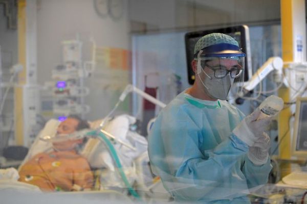 Έρευνα Σαρηγιάννη: Πόσα κρούσματα θα έχουν Αθήνα και Θεσσαλονίκη στις 31 Δεκεμβρίου