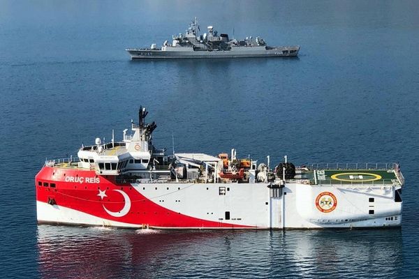 Μεταξύ Ρόδου και Καστελόριζου το Oruc Reis-Απέναντί του το Ελληνικό Πολεμικό Ναυτικό