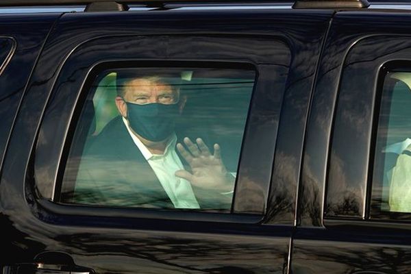 Ο Trump βγήκε… βόλτα από το νοσοκομείο με τζιπ και προκάλεσε οργή