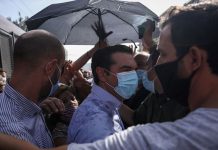 Πέταξαν νερά και καφέδες στον Αλ. Τσίπρα έξω από το Εφετείο