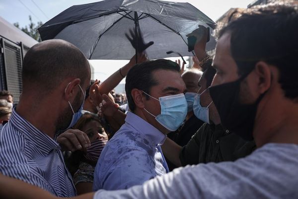 Πέταξαν νερά και καφέδες στον Αλ. Τσίπρα έξω από το Εφετείο