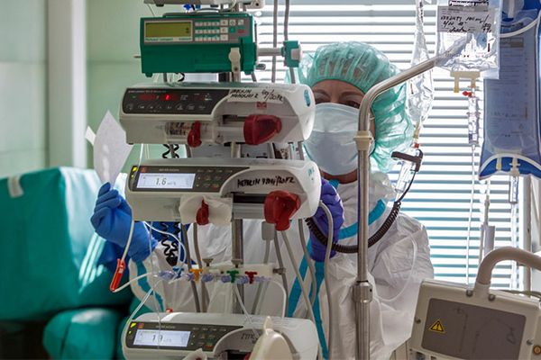 Πάνω από 2.000 κρούσματα, 608 διασωληνωμένοι, 99 νεκροί