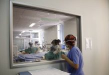 Επίπεδα ρεκόρ με 443 διασωληνωμένους, 63 θανάτους και 2.422 κρούσματα