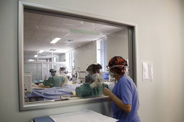 Επίπεδα ρεκόρ με 443 διασωληνωμένους, 63 θανάτους και 2.422 κρούσματα