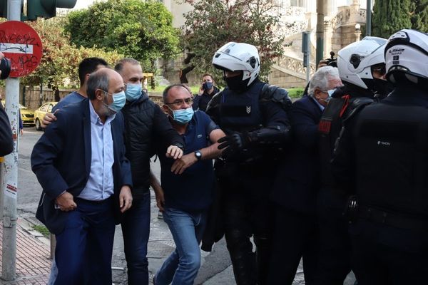 Χάος και επεισόδια στο κέντρο της Αθήνας- Σόου ΚΚΕ-Βαρουφάκη για το Πολυτεχνείο