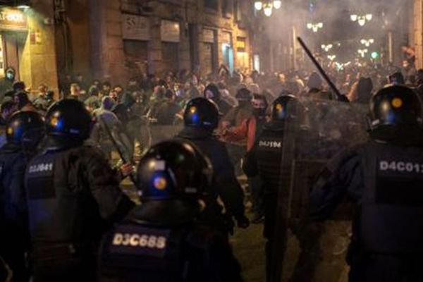 Ισπανία: Επεισόδια διαμαρτυρίες σε πολλές πόλεις στις κατά των περιοριστικών μέτρων