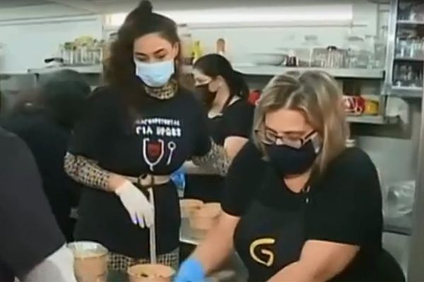 Συγκινούν οι εστιάτορες στη Σίνδο – Μαγειρεύουν για γιατρούς και νοσηλευτές παρά το «λουκέτο»
