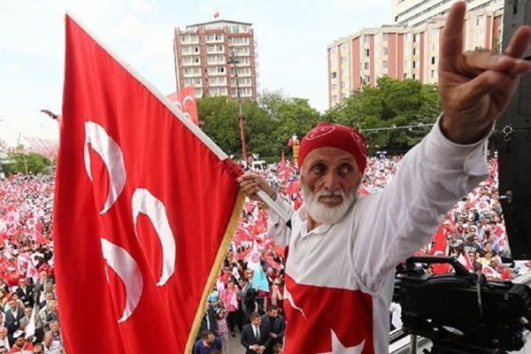 Γαλλία: Η κυβέρνηση θέτει εκτός νόμου τους Γκρίζους Λύκους
