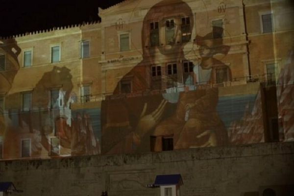 Επίθεση ΣΥΡΙΖαίων στην κυβέρνηση για την απεικόνιση της Βουλής με στρατιωτικά και θρησκευτικά σύμβολα