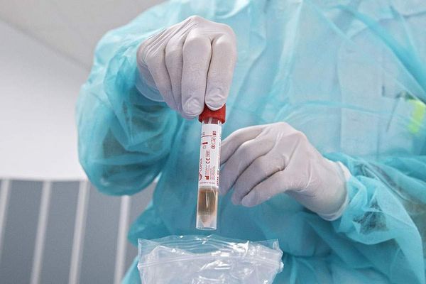 Στα 7.486 τα νέα κρούσματα, τα 2.200 στην Αττική