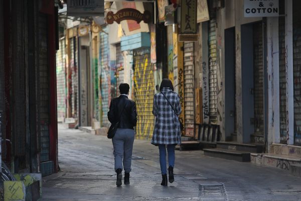 Σενάρια για ολικό lockdown σε νομούς με πολλά κρούσματα