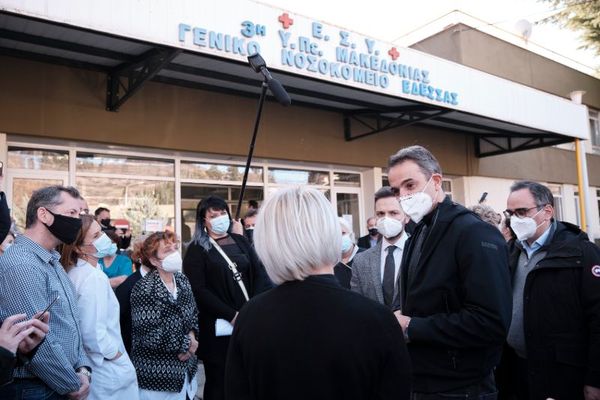 Μητσοτάκης: Σε στενό οικογενειακό κύκλο οι γιορτές, ελλοχεύει τρίτο κύμα πανδημίας