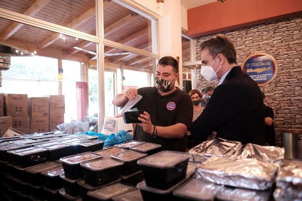 Στην ταβέρνα «Κρητικός» ο Μητσοτάκης: Μοίρασε φαγητό σε ανθρώπους που έχουν ανάγκη