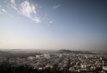 Στη δίνη της πανδημίας: Πάνω από 3.000 τα νέα κρούσματα, 1.524 στην Αττική