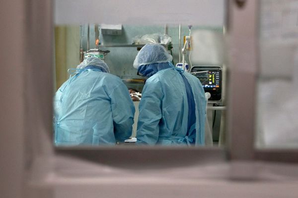 Ο κορωνοϊός επιμένει να «πολιορκεί» τη χώρα – Η μισή Ελλάδα σε «βαθύ» κόκκινο