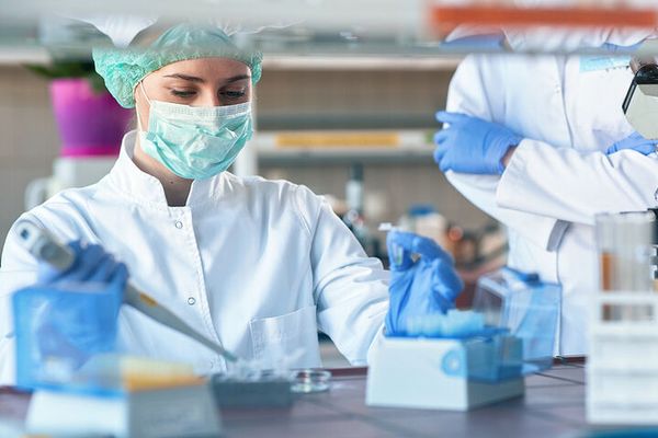 Το Ισραήλ σπάει τα ρεκόρ στον εμβολιασμό: Εμβολιάζουν 24 ώρες το 24ωρο