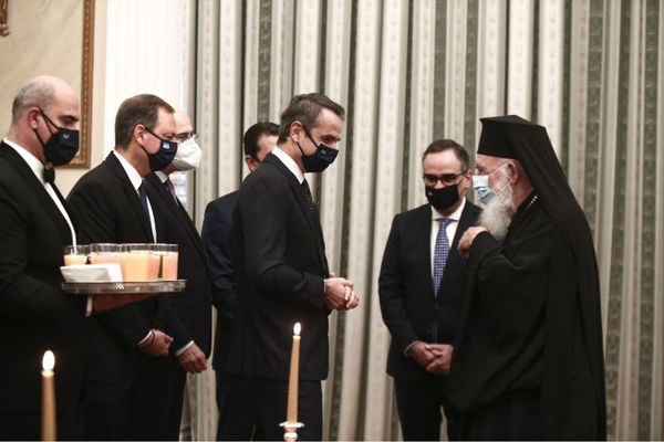 Βήματα πίσω από την Εκκλησία για τα Θεοφάνεια μετά το τετ α τετ Μητσοτάκη-Ιερώνυμου
