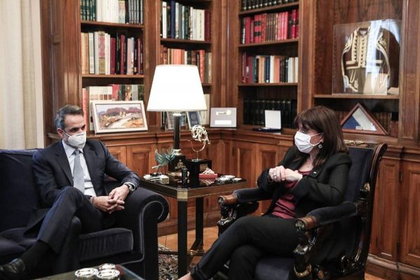 Μητσοτάκης σε Σακελλαροπούλου: Ασκούμε μεγάλη πίεση στις εταιρείες εμβολίων να τιμήσουν τα συμβόλαια
