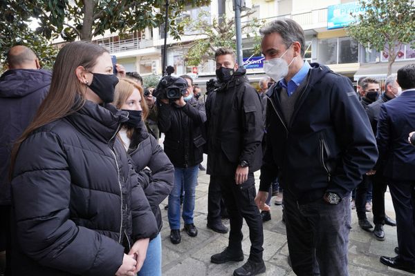 Χαλαρή βόλτα Μητσοτάκη στα Τρίκαλα-Πάει παντού μιλάει με όλους…
