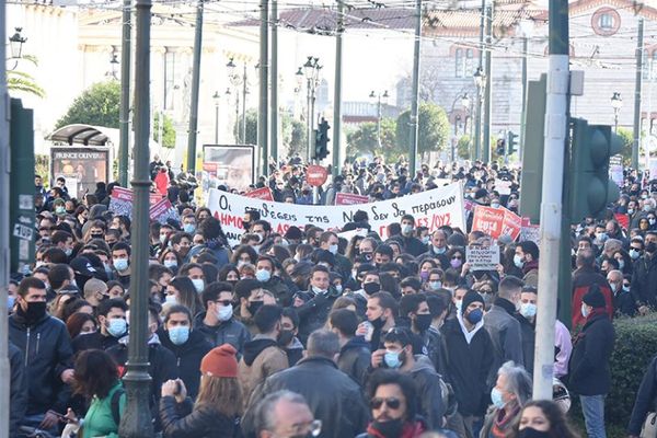 Απίστευτες εικόνες συνωστισμού στο κέντρο της Αθήνας στο πανεκπαιδευτικό συλλαλητήριο