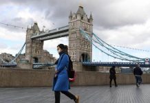 Βρετανία: Ρεκόρ σχεδόν 120.000 νέων κρουσμάτων σε ένα 24ωρο