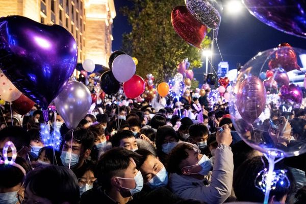 Απίστευτες εικόνες στην Wuhan: Χιλιάδες στους δρόμους για να υποδεχτούν το 2021