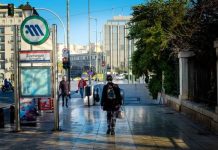 Σαρώνει η πανδημία – Μειώνεται ο μέσος όρος ηλικίας των κρουσμάτων
