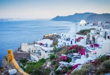 Βρετανικά ΜΜΕ: Η Ελλάδα ίσως ανοίξει τα σύνορα της για εμβολιασμένους Βρετανούς τουρίστες