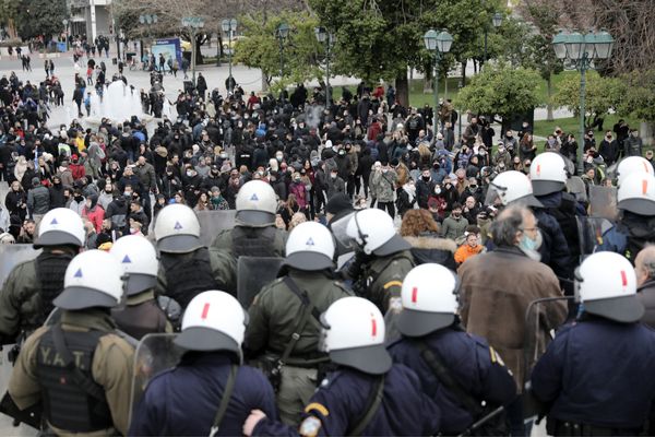 Επεισόδια σε Αθήνα και Θεσσαλονίκη με αρνητές του το lockdown