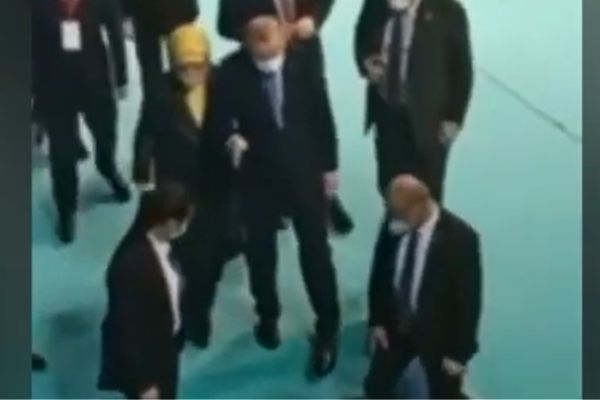 Νέα προβλήματα υγείας για τον Ερντογάν-Υποβασταζόμενος κατέβηκε την σκάλα