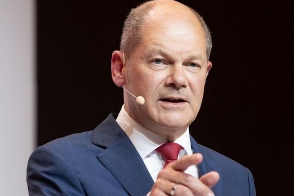 Σολτς: Η Φον ντερ Λάιεν τα έκανε σκ@τ@ με τα εμβόλια